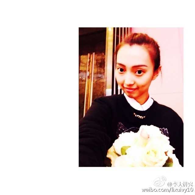 李晓旭与李旭:从名字纠葛到CBA赛场外的模特佳偶 李旭在镜头前尽情展现搞怪本色,吐舌卖萌,毫无偶像包袱,这样的真实与可爱,正是她在家人朋友面前最放松的状态。