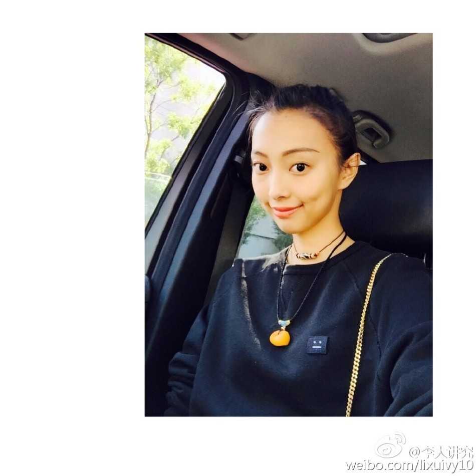 李晓旭与李旭:从名字纠葛到CBA赛场外的模特佳偶 李旭在某个惬意的午后留下的自拍,阳光洒在她的脸上,映出岁月静好的模样,生活中的她,既有模特的时尚感,又不失邻家女孩的亲和力。