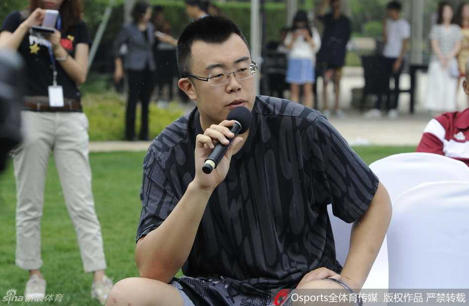 李晓旭妙语连珠逗乐大韩,辽宁男篮精英赛发布会欢乐多 听了李晓旭的玩笑话,韩德君忍俊不禁,两人目光相对,愉快地交谈起来,发布会的气氛变得轻松活跃。