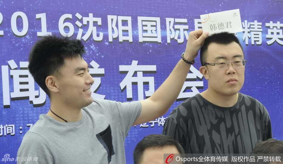 李晓旭妙语连珠逗乐大韩,辽宁男篮精英赛发布会欢乐多 发布会开始前,郭士强指导与到场嘉宾亲切握手致意,脸上带着从容的微笑。