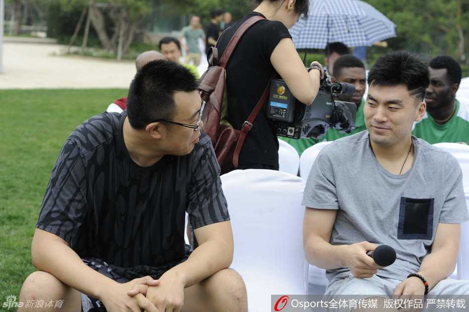 李晓旭妙语连珠逗乐大韩,辽宁男篮精英赛发布会欢乐多 热闹的交谈过后,两人突然陷入短暂的沉默,眼神中透露出对即将到来的比赛的思考与坚定。