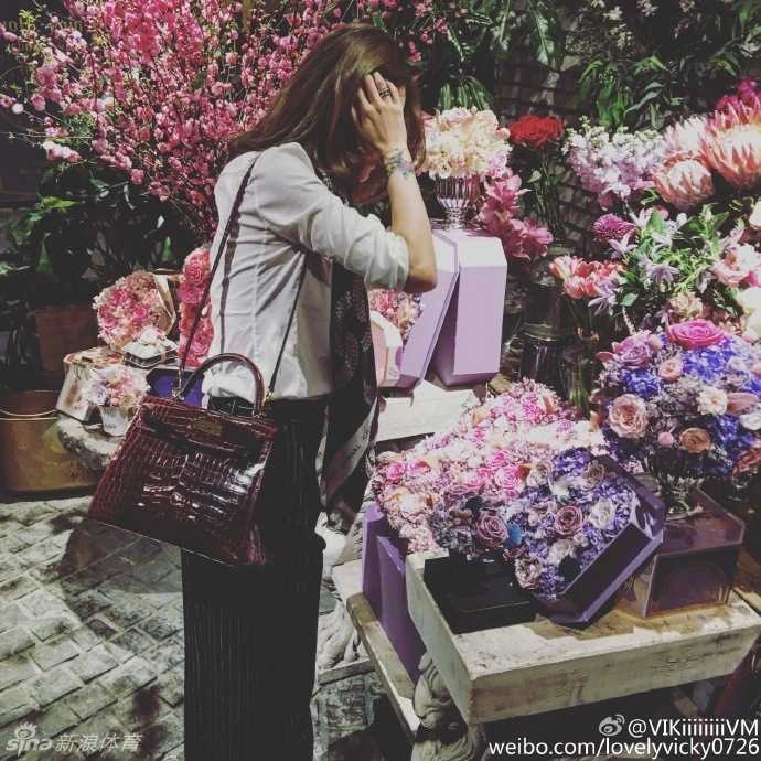 精致的餐桌之上，一杯红酒映衬出佳人微醺的容颜，生活的情调在这一刻被拉满