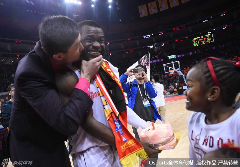 寿星拜纳姆手捧生日蛋糕，脸上洋溢着灿烂的笑容，享受着全场球迷为他献上的生日祝福歌，这一刻胜利的喜悦与生日的幸福交织在一起。