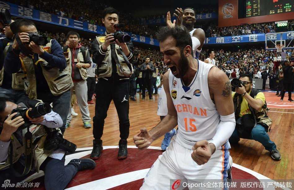 杨学增高举鼎哈达迪加冕王 四川众将欢庆捧起队史首冠 哈里斯紧握双拳放声欢呼,眼神中流露出惊喜与坚定,与队友们沉浸在夺冠的巨大喜悦中。