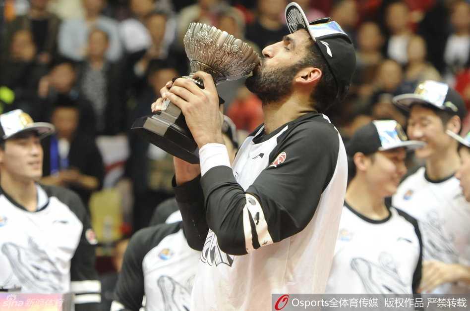 杨学增高举鼎哈达迪加冕王 四川众将欢庆捧起队史首冠 哈达迪在夺冠后难掩激动泪水,他俯身亲吻赛场地板,静静享受这属于他的荣耀时刻。