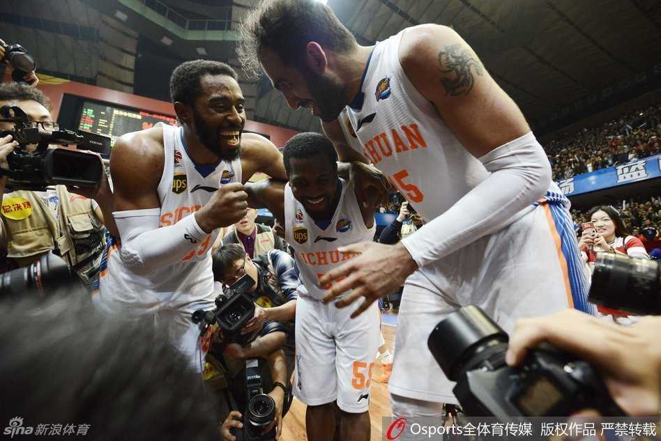 杨学增高举鼎哈达迪加冕王 四川众将欢庆捧起队史首冠 四川替补奇兵王汝恒在比赛中出手三分,他神情专注,用全场18分的表现证明了自己的价值。