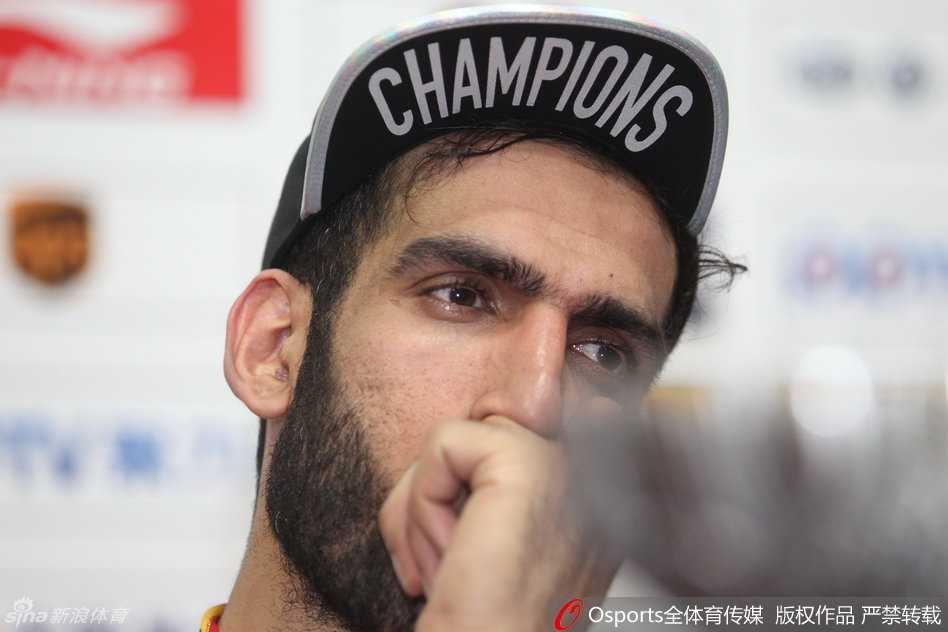 杨学增高举鼎哈达迪加冕王 四川众将欢庆捧起队史首冠 主教练杨学增在场边振臂高呼,与球员们开心庆祝每一个得分,他的激情感染着场上每一个人。