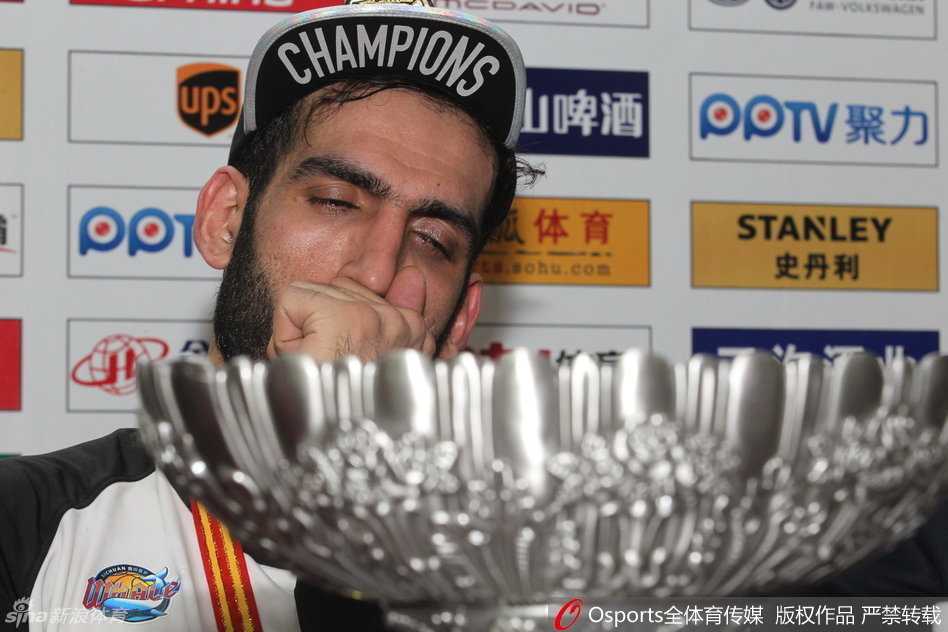 杨学增高举鼎哈达迪加冕王 四川众将欢庆捧起队史首冠 四川男篮全体成员在领奖台上开心庆祝夺冠,队员们手舞足蹈,共同宣告:四川是冠军!