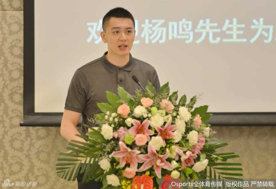 杨鸣现身助学讲堂:以篮球之名,点燃少年求学梦 杨鸣跑步上台的瞬间,身姿矫健,面带微笑,白衣黑裤尽显干净利落。