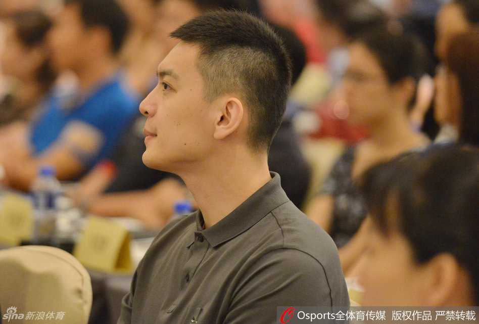 杨鸣现身助学讲堂:以篮球之名,点燃少年求学梦 杨鸣在活动现场与学生互动,手指轻点桌面,神情专注地倾听孩子的提问。