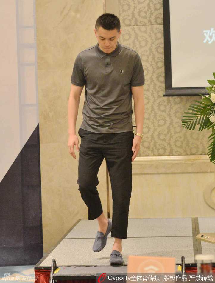 杨鸣现身助学讲堂:以篮球之名,点燃少年求学梦 杨鸣在助学活动现场留下签名,背景是印有‘教育发展’字样的展板,画面温馨而有力量。