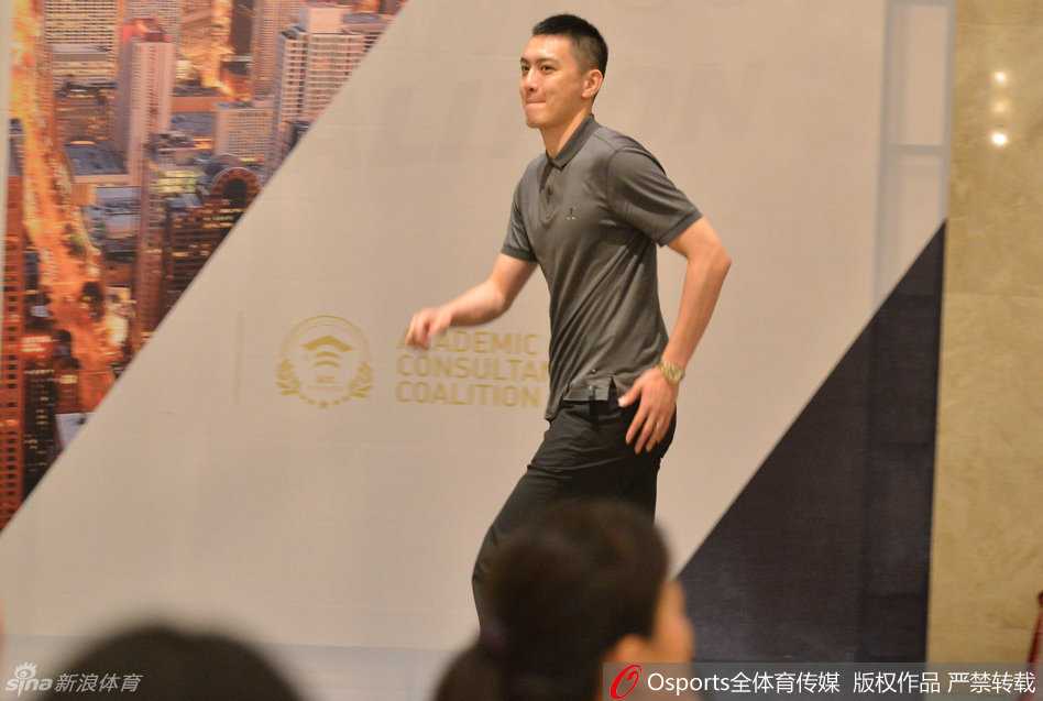 杨鸣现身助学讲堂:以篮球之名,点燃少年求学梦 杨鸣走下舞台时回眸一笑,向热情的孩子们挥手道别,眼神里充满暖意。