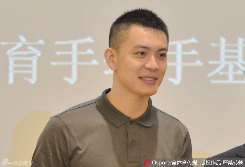 杨鸣现身助学讲堂:以篮球之名,点燃少年求学梦 身姿挺拔的杨鸣站在演讲台前,手中握着演讲稿,眼神温柔而坚定地望向台下学子。