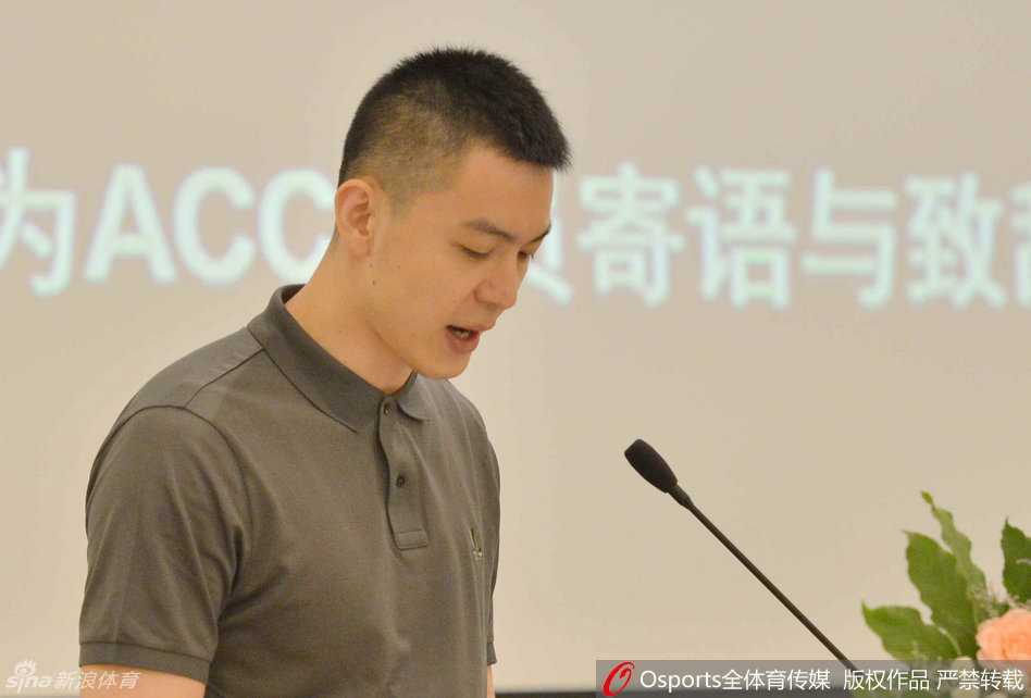 杨鸣现身助学讲堂:以篮球之名,点燃少年求学梦 杨鸣演讲时神情专注,侧脸线条硬朗帅气,在舞台灯光下显得格外俊朗。