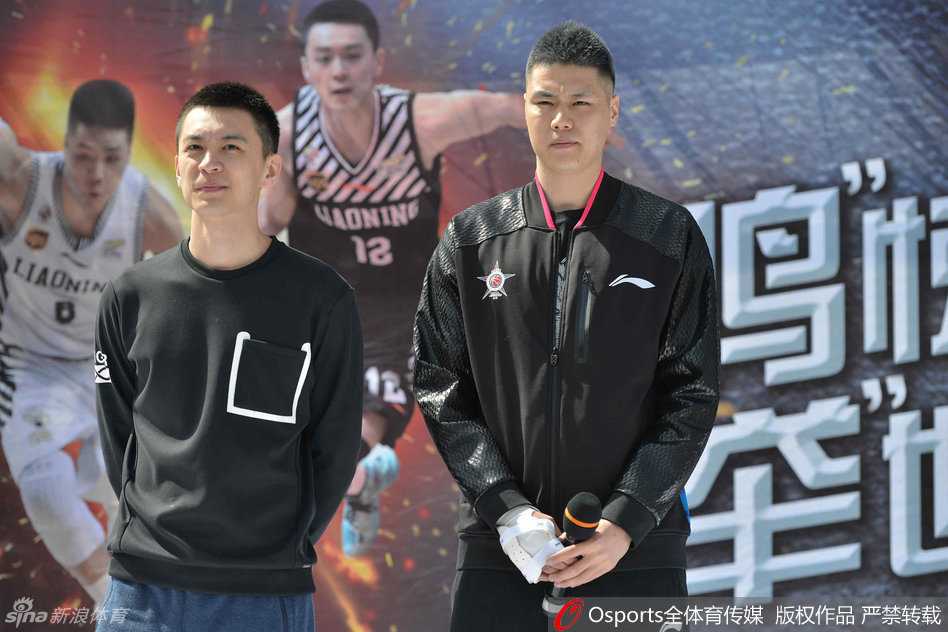 杨鸣以一身简约休闲装扮帅气出场，干净的气质与完美的侧颜线条，瞬间成为全场瞩目的焦点，快门声此起彼伏。