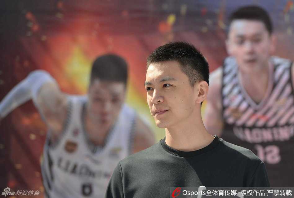 贺天举右手缠着厚厚的绷带，带着伤依然亲切地与美女球迷进行自拍，镜头下的他略显腼腆，而身边的粉丝则笑容满面，画面温馨有爱。