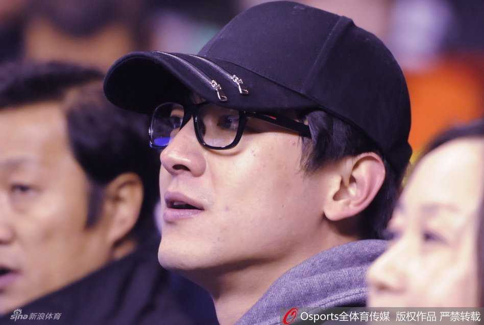 林更新低调现身辽宁主场,便装难掩帅气专注观战显真性情 林更新现身辽宁主场,他面带温暖笑容,一袭黑色休闲便装显得格外清爽,正快步走向自己的座位,眼神中充满对比赛的期待。