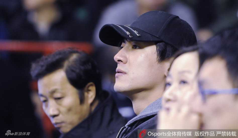 林更新低调现身辽宁主场,便装难掩帅气专注观战显真性情 坐定之后的林更新迅速进入“球迷模式”,他专注地盯着赛场中央,时而托腮沉思,仿佛在分析战术;时而又与身边的助手低头耳语,分享着对比赛的见解。