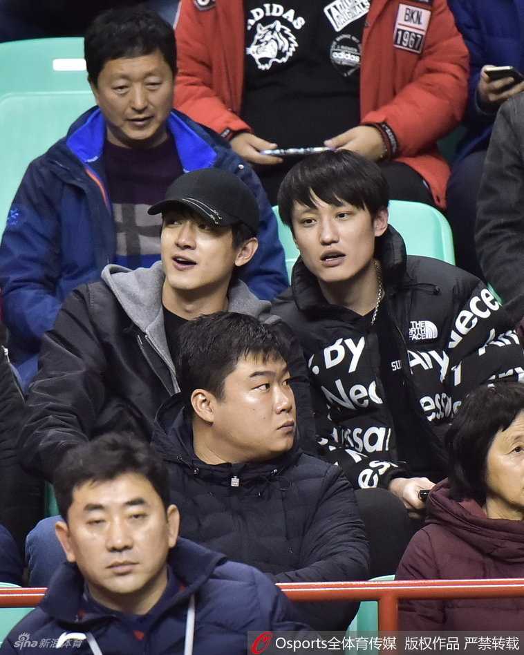 林更新低调现身辽宁主场,便装难掩帅气专注观战显真性情 比赛临近结束,林更新全神贯注地盯着场内,双手自然交叠放在身前,即便只是一身简约便装,也穿出了独特的时尚感,完全沉浸在这场篮球盛宴之中。