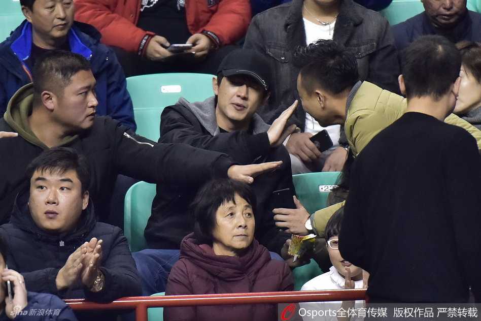 林更新低调现身辽宁主场,便装难掩帅气专注观战显真性情 中场休息时,林更新的座位区变得热闹起来,有眼尖的球迷认出他后上前请求签名,林更新面露亲和的笑容,耐心地为球迷签名,毫无明星架子。