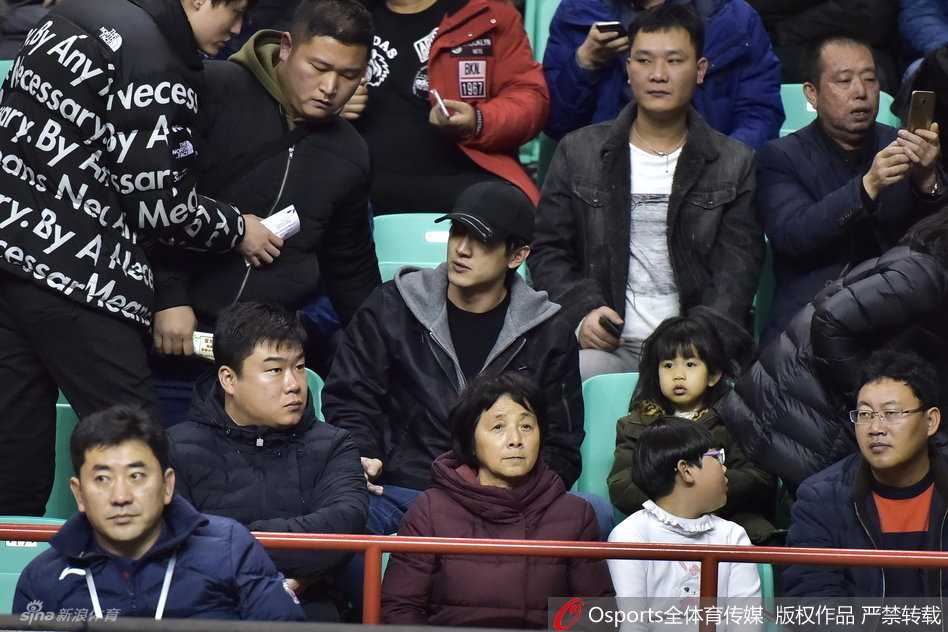 林更新低调现身辽宁主场,便装难掩帅气专注观战显真性情 林更新与随行的助手在场边交流,两人的目光始终没有离开球场方向,他脸上挂着轻松的笑意,显然非常享受这场高水平的篮球对决。