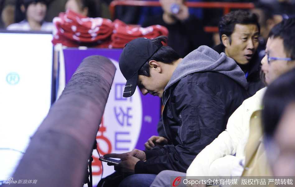 林更新低调现身辽宁主场,便装难掩帅气专注观战显真性情 比赛间隙,林更新暂时从激烈的比赛中抽离,低头摆弄手机,似乎是在回复信息或是记录此刻心情,专注的侧脸在球场灯光下轮廓分明。