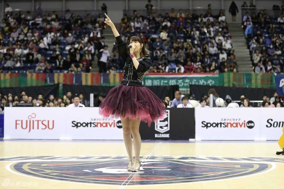 柏木由紀魅力炸裂篮球联赛 写真女神再现勾魂诱惑 舞台上的柏木由纪身着性感黑色主题迷你裙,随着舞姿摆动,惹火身材一览无遗,嗨爆篮球赛中场