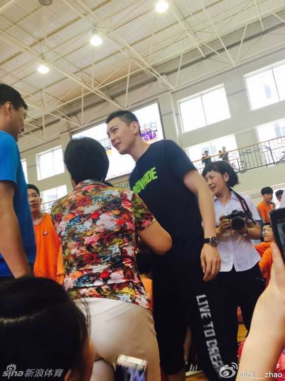 镜头拉远，沈阳七中的毕业典礼现场人头攒动，杨鸣被里三层外三层的热情学生和球迷包围，足见其超高人气。