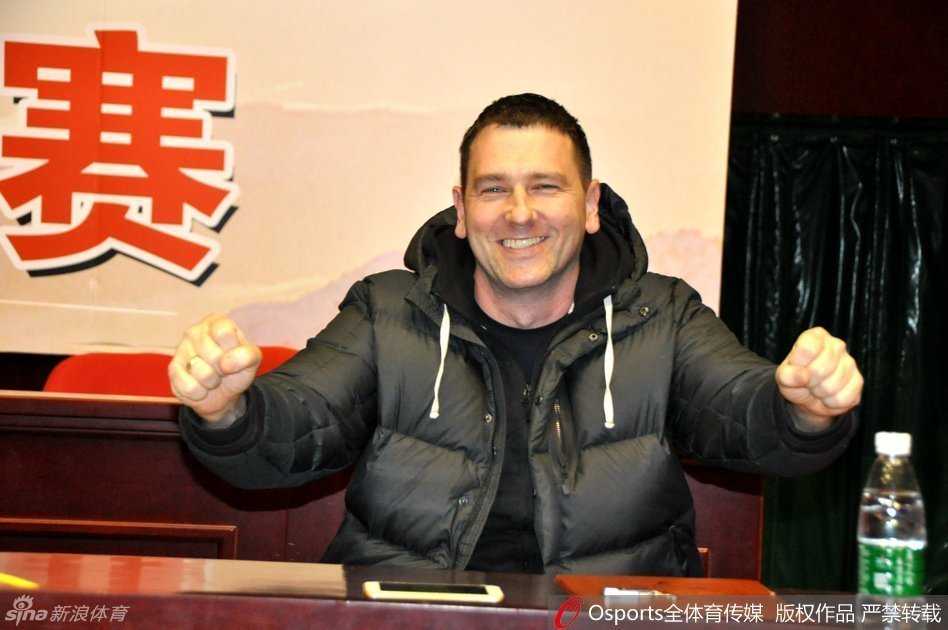 塞尔维亚人凯撒在训练馆中难掩内心的喜悦，他紧握拳头奋力振臂，用极具激情的肢体语言向弟子们传递着必胜的信念，感染了在场的每一个人。