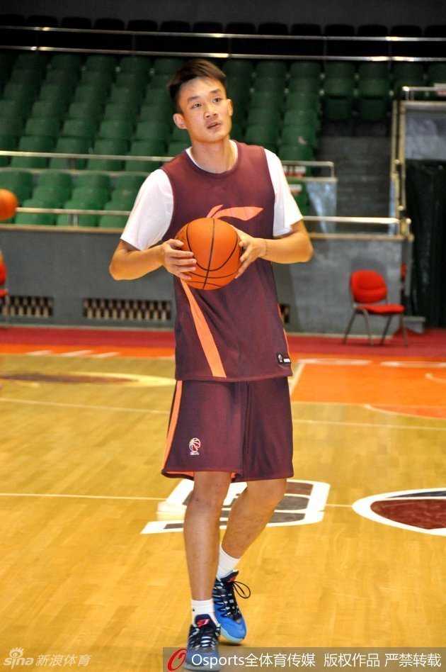 训练场边的年轻队员目光炯炯，仿佛在对着核心大哥呼喊‘对面的男孩你看过来’，他们用青春的活力和竞争的火焰，激发着全队的斗志。