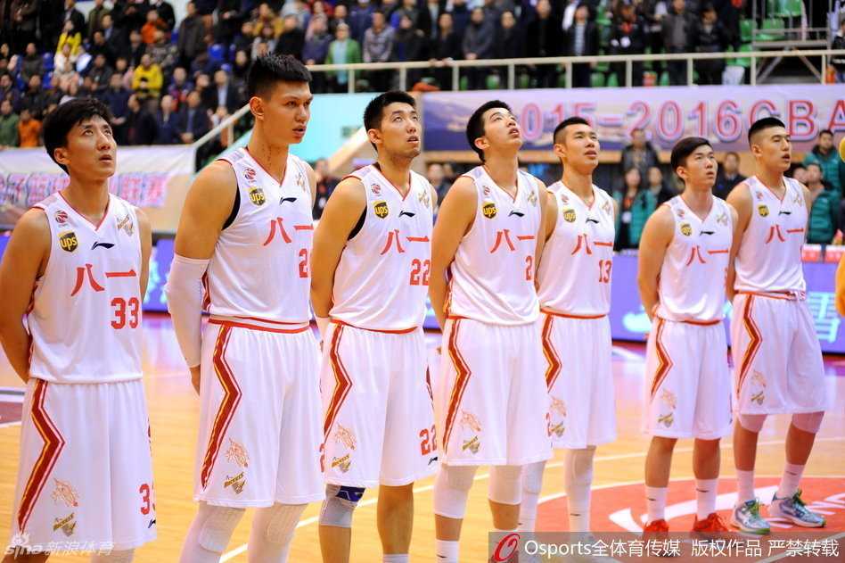 残阵铁军憾负青岛,八一禁赛阴霾下显军魂 赛前热身时,八一队替补席后空荡的座位与场上神情专注备战的队员形成鲜明对比,空气中弥漫着大战前的凝重与悲壮。