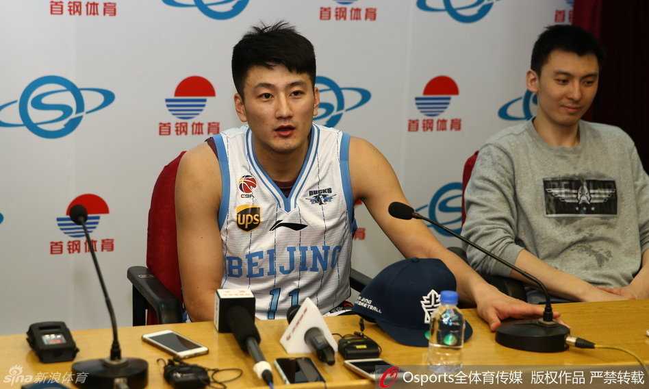 发布会后，段江鹏面对镜头侃侃而谈，眼神中透露出坚定与憧憬，他畅谈着与老队友马布里重逢的喜悦以及对总冠军的渴望。