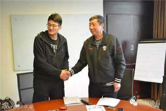 段江鹏加盟北京首钢携手马布里 京城外线注入新火力 签约现场气氛融洽,段江鹏与北京首钢代表的手紧紧握在一起,这一刻,标志着双方对于总冠军的承诺正式达成。