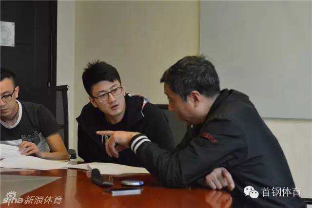 段江鹏加盟北京首钢携手马布里 京城外线注入新火力 面对镜头,段江鹏认真地整理着北京首钢的训练服衣领,这个细微的动作透露出他即将披挂上阵、为京城征战的严肃与郑重。