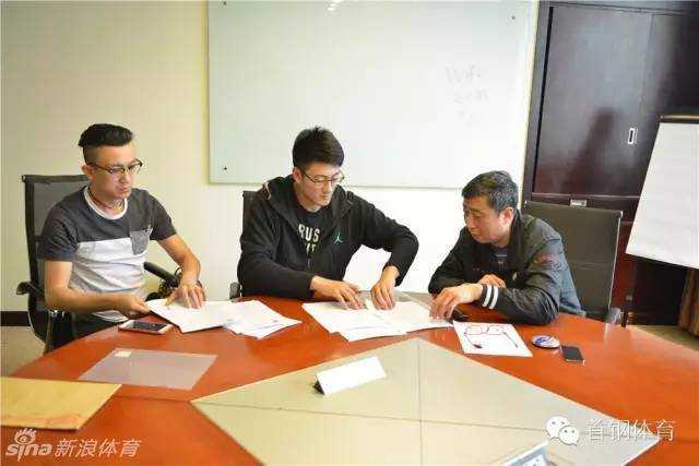 段江鹏加盟北京首钢携手马布里 京城外线注入新火力 完成签约仪式的段江鹏面带微笑鼓掌致意,周围是闪烁的闪光灯,他正在适应作为北京首钢一员的新身份和新期待。