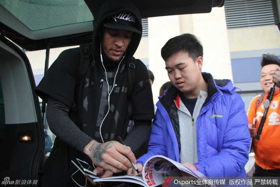 在排队等待安检的间隙，几位幸运的女球迷终于有机会靠近比斯利，她们激动地举起手机与这位篮球巨星合影，留下了珍贵的独家记忆。