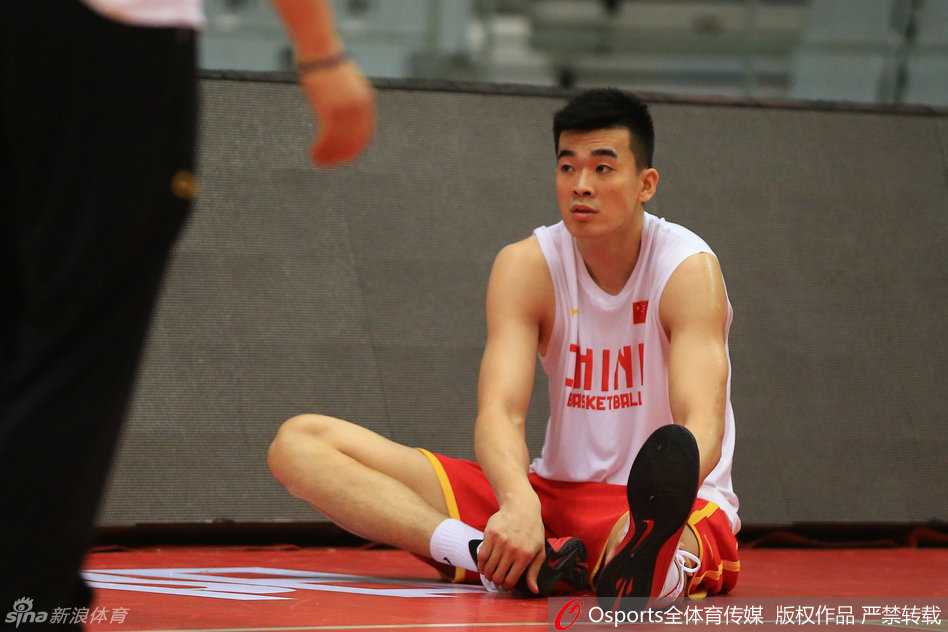 汗水与欢笑:男篮集训备战纪实 可兰白克-马坎在训练中露出阳光般的笑容,他的眼神清澈而坚定,仿佛在告诉大家,无论多累,热爱篮球的心永远快乐。