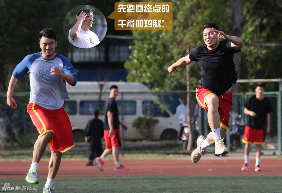 汗水与笑声齐飞:揭秘中国男篮备战里的那些快乐暗号 几位队员围坐在场边的长凳上,其中一人正手舞足蹈地讲述着什么趣事,惹得旁边的队友们捧腹大笑,连正在喝水的一位球员都忍不住喷出了水花,整个画面充满了轻松欢快的兄弟情谊。