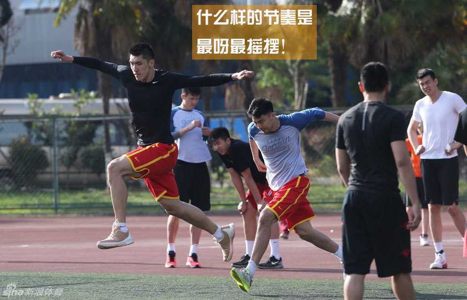 汗水与笑声齐飞:揭秘中国男篮备战里的那些快乐暗号 力量房内,几名队员正在进行卧推对抗,脸部的肌肉因为用力而紧绷,旁边的队友则化身临时教练,大声呐喊助威,虽然表情狰狞,但眼神中透露出的却是对彼此的绝对信任和鼓励。