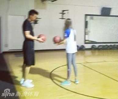 汗水是最好的粘合剂:夫妻力量训练的爱情保鲜密码 在健身房放松区,丈夫安静地坐在一旁等待正在拉伸的妻子,画面温馨宁静