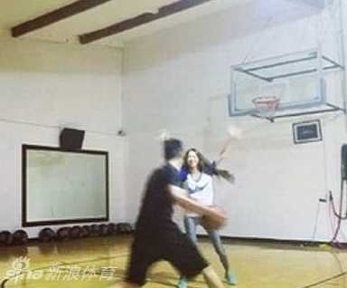 汗水是最好的粘合剂:夫妻力量训练的爱情保鲜密码 体能师正在指导夫妻二人进行特训,两人专注地模仿动作,表情认真而坚定