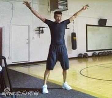 汗水是最好的粘合剂:夫妻力量训练的爱情保鲜密码 妻子自豪地弯曲手臂展示锻炼成果,丈夫假装惊讶地看向她的肱二头肌,幽默互动