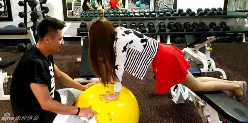 汗水是最好的粘合剂:夫妻力量训练的爱情保鲜密码 弹力球训练中夫妻击掌庆祝的瞬间,汗水与笑容交织,充满活力