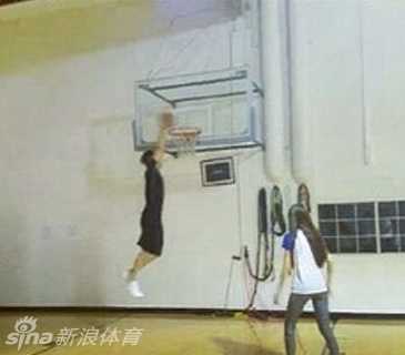 汗水是最好的粘合剂:夫妻力量训练的爱情保鲜密码 夫妻二人在力量区进行高强度的器械训练,互相激励,充满力量感与动感