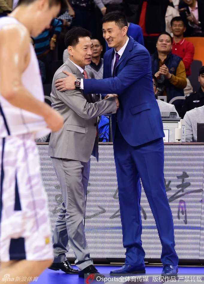 江湖再見仍是師徒:李春江與廣東弟子們的那些年那些擁抱 李春江伸出右手,與迎面走來的朱芳雨緊緊相握,朱芳雨的臉上帶著微笑,這雙曾經在球場上創造無數輝煌的手,此刻傳遞的是久別重逢的問候。