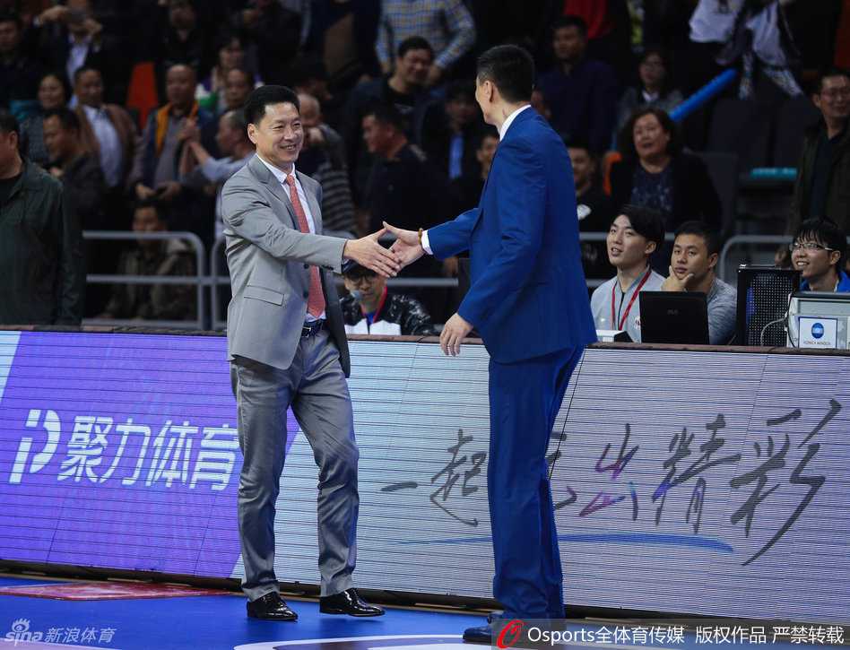 江湖再見仍是師徒:李春江與廣東弟子們的那些年那些擁抱 比賽結束的哨聲吹響,李春江與杜鋒再次走向彼此,這一次他們緊緊相擁,旁邊的球員們紛紛注目,這一抱是競技體育背後的溫情與敬意。