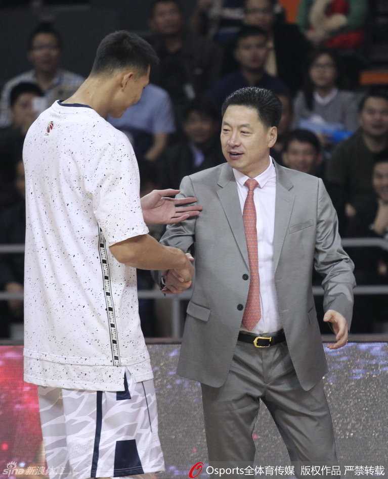 江湖再見仍是師徒:李春江與廣東弟子們的那些年那些擁抱 在漫天金色雨幕下,李春江教練與愛徒易建聯用力擁抱,兩人的笑容裡承載著共同奪得桂冠的喜悅與對彼此的絕對信任。