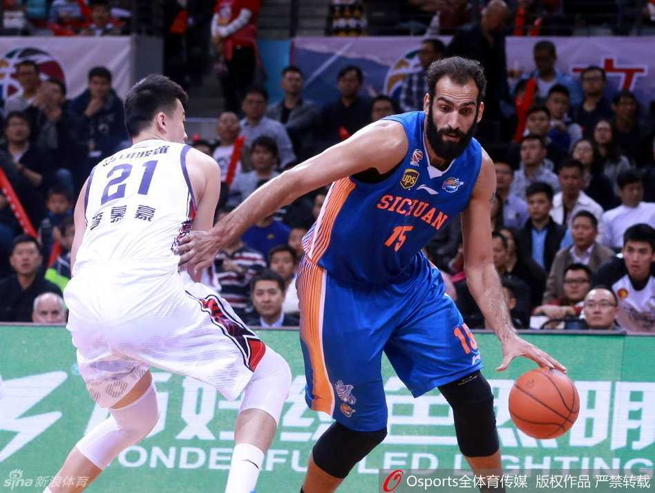 江湖夜雨十年灯:回望CBA二零一五季的那些热血与激昂 浙江队外援海尔斯如同灵猫一般穿梭于八一防线,在许钟豪封盖之前指尖轻轻挑篮,篮球擦板入筐动作一气呵成