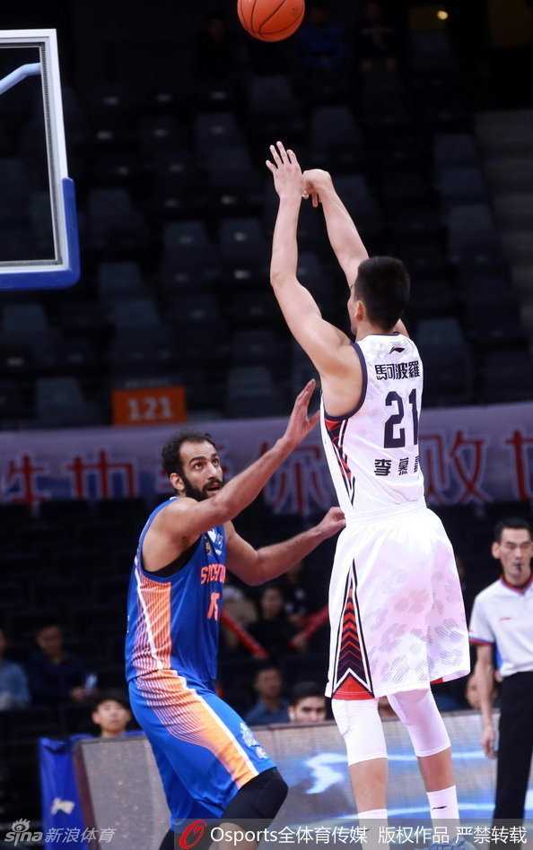 江湖夜雨十年灯:回望CBA二零一五季的那些热血与激昂 许钟豪在三人包夹的人缝中奋力将球高高举起,眼神越过防守者寻找跑出空位的射手,军旅球员的铁血与无私在这一刻凝固