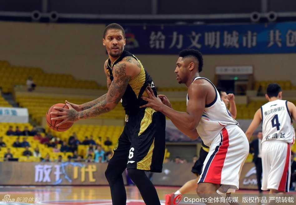 江湖夜雨十年灯:回望CBA二零一五季的那些热血与激昂 迈克尔·比斯利在三人合围中轻舒猿臂,柔和手感让篮球精准坠入篮网,仿佛将球场变成纽约洛克公园的街球圣地